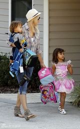 组图：伍兹前妻艾琳走出离婚阴影带子女过周末