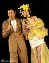 策划：回顾梅艳芳经典舞台 百变造型成传奇