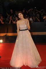 组图：上海电影节金荷娜裸色长裙秀优雅身姿