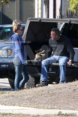 组图：保罗女友车祸后首现身 擦拭眼泪深陷悲伤