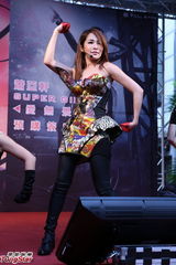 组图：萧亚轩亮相签唱会 性感高挑秀热辣舞蹈