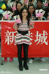 幻灯组图：阿娇香港签唱会 霍汶希送气泵为其打气