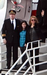 幻灯图集：特拉沃尔塔携全家抵达南非 助阵世界杯