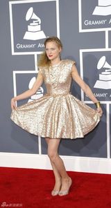 组图：格莱美红毯群星纷纷亮相星光熠熠