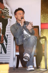 组图：陈奕迅巡演开庆功宴 否认婚变称家庭幸福