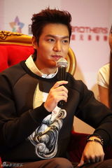 组图：对话李敏镐赞金宇彬 被叫男神有负担