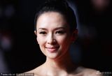 组图：章子怡戛纳走秀抹胸长裙秀美肩