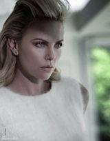 组图：查理兹-塞隆登《ELLE》封面展优雅气质