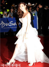 组图：金莎朗白色纱裙飘逸亮相 笑容甜美可人