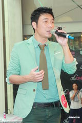 组图：许志安香港办签唱会 与歌迷大玩互动