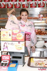 组图：周秀娜和服密实示人 享受单身不急觅男友