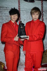 组图：林俊杰与阿信合拍MV 红色西服抢镜十足