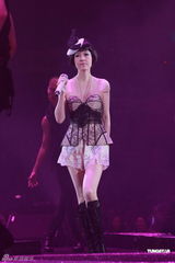 组图：周慧敏香港开唱 超短裙上阵扮少女