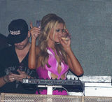 组图：帕丽斯办33岁生日派对 镂空裙豪饮high翻