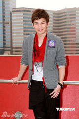 幻灯图：《超级巨声2》香港海选 泳儿任评委 