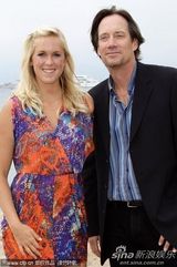 《灵魂冲浪》记者会 安娜索菲亚花短裙秀美腿(图)