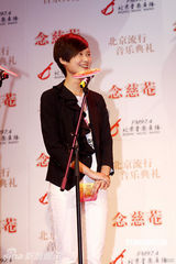 幻灯组图：李宇春韩红不务正业聊火锅 王蓉容貌大变