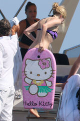 组图：艾薇儿身穿比基尼游玩 和前夫亲密似复合