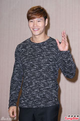 组图：金钟国穿中国传统服装 贴身抱女粉丝