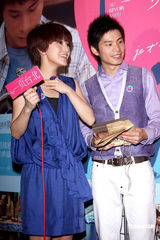 幻灯图：《一页台北》粉丝握手会 郭采洁获粉丝热捧