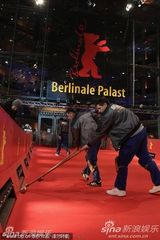 高清组图：柏林电影宫外忙碌不停 工作人员紧张布置