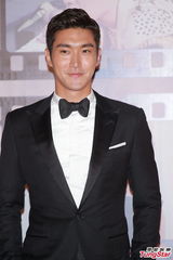 组图：韩星崔始源走上红毯 挥手致意笑容灿烂