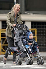 幻灯图集：娜奥米-沃茨和儿子外出 小家伙可爱
