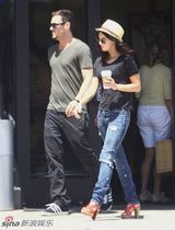 高清组图：梅根-福克斯和男友亮相街头 休闲装难掩星味