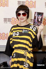 幻灯组图：何超仪个性洒脱 戴墨镜现身推销新唱片