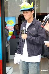 高清图：陈冠希戴卡通帽大扮可爱 最新潮店上海开张