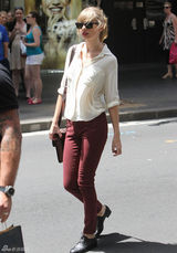 组图：泰勒-斯威夫特穿白衬衫配长裤轻松购物