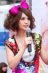 幻灯图：杨丞琳获赠G奶蛋糕 粉丝祝其拥有傲人胸部