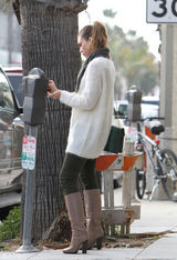 高清组图：杰西卡-阿尔芭街拍白色毛衣搭配长靴