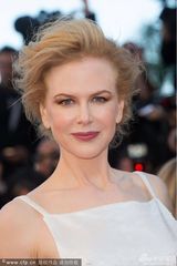 组图：《维纳斯》首映 妮可时尚裙装露背