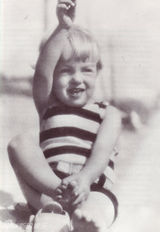 组图：梦露绝版童年照曝光豪放似假小子