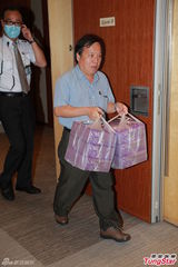 组图：霍启刚升级人父首现身 给媒体发喜饼