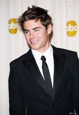 高清图：奥斯卡后台 小生扎克-埃弗隆帅气亮相