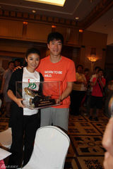 幻灯图：黄奕自费三十万拍得刘翔跑鞋 祝汤淼早康复