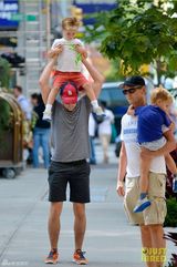 组图：马修-波莫与同性伴侣携子外出游玩