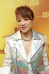 组图：陈慧娴泳儿潮装出席《劲歌金曲》录影