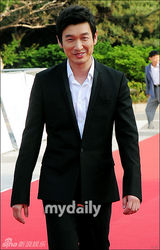 组图：金俊秀玉珠贤等亮相音乐剧颁奖礼地毯