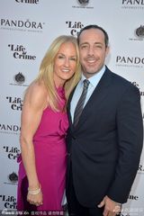 组图：安妮斯顿叉腰秀沟 未婚夫后台低调捧场