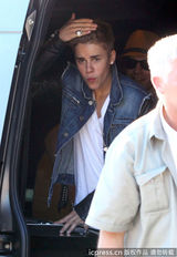 组图：比伯当街献唱谢歌迷 小天王自恋摸发