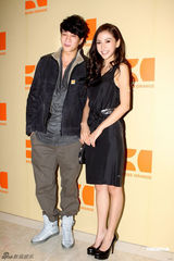 Angelababy称黄晓明为家人 妩媚合影何润东(图)