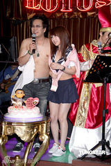 幻灯组图：沈玉琳平安夜庆生 告别单身向女友求婚