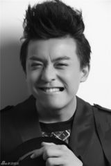 组图：李佳航黑白大片 欢乐鬼脸搞笑卖萌