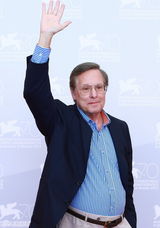 组图：弗莱德金荣获终身成就奖 抱好友红毯庆祝