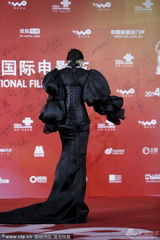 组图：巩新亮玩命勒胸夸张麒麟臂似巫婆