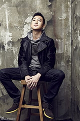 组图：王阳写真神情凝重 眼神迷离展熟男魅力