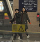 组图：李嘉欣橘衫现身机场抢眼 寒流来袭忙加衣